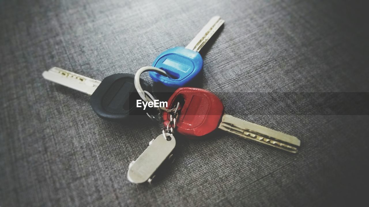 HIGH ANGLE VIEW OF KEYS ON TABLE