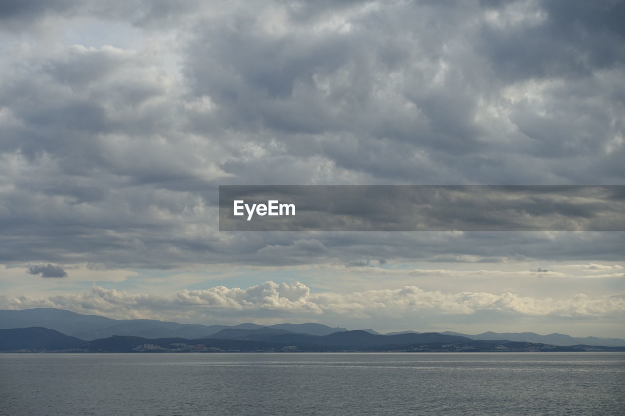 SCENIC VIEW OF SEA AND DRAMATIC SKY