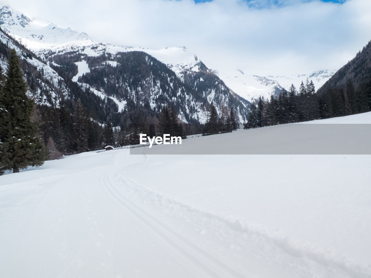 SCENIC VIEW OF SNOW COVERED MOUNTAINS AGAINST SKY