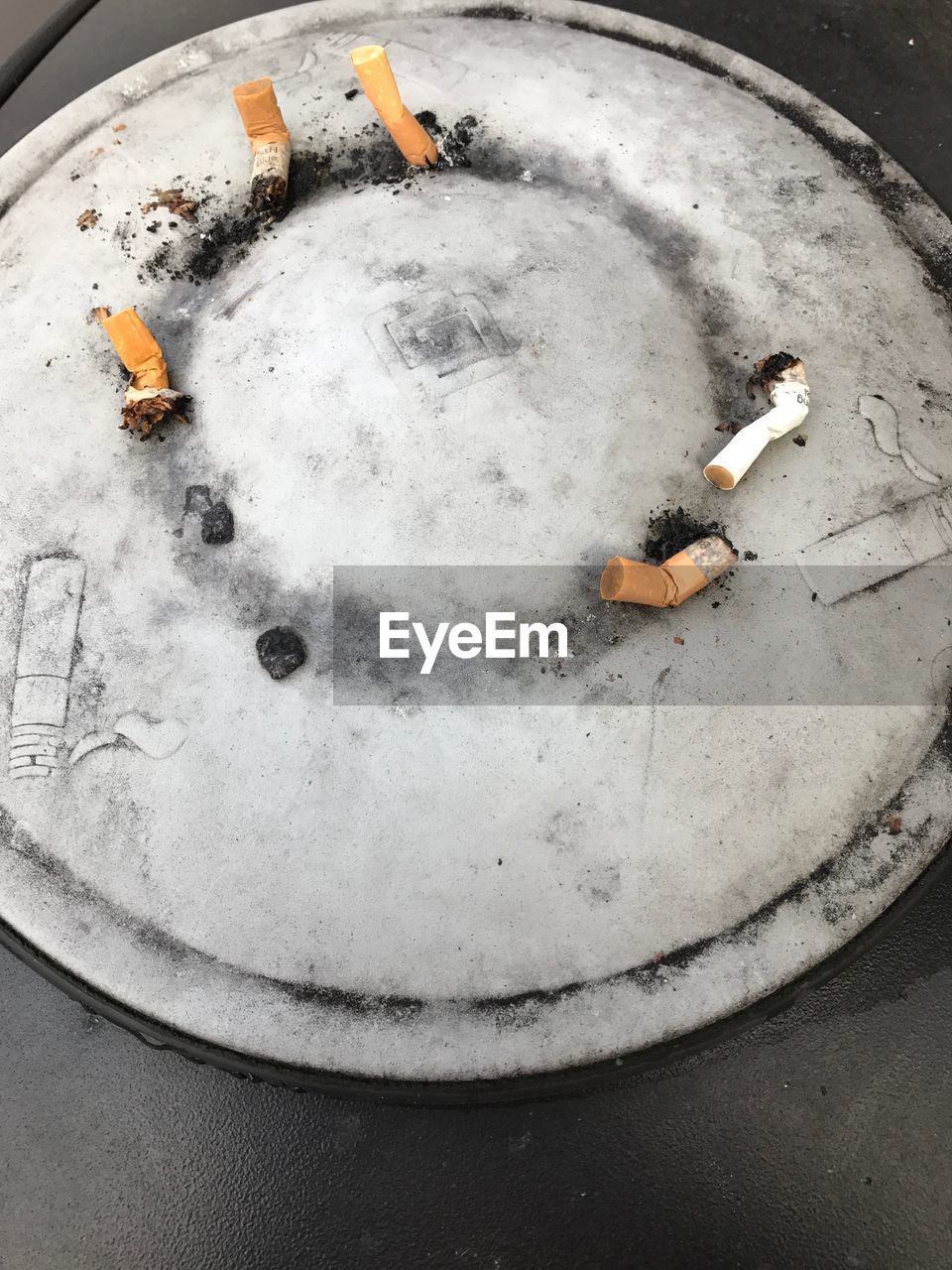 HIGH ANGLE VIEW OF CIGARETTE IN SNOW