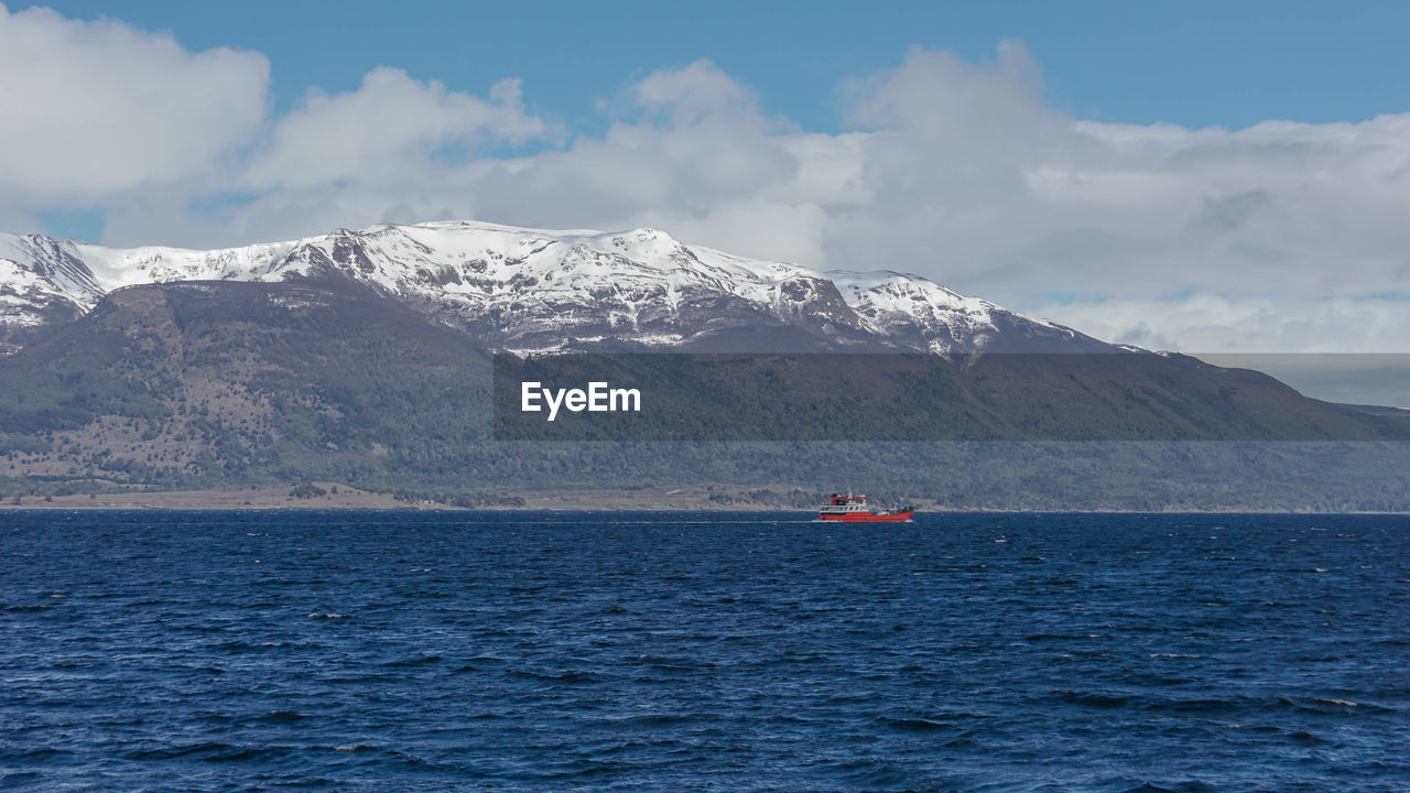 SCENIC VIEW OF SEA AND MOUNTAINS AGAINST SKY