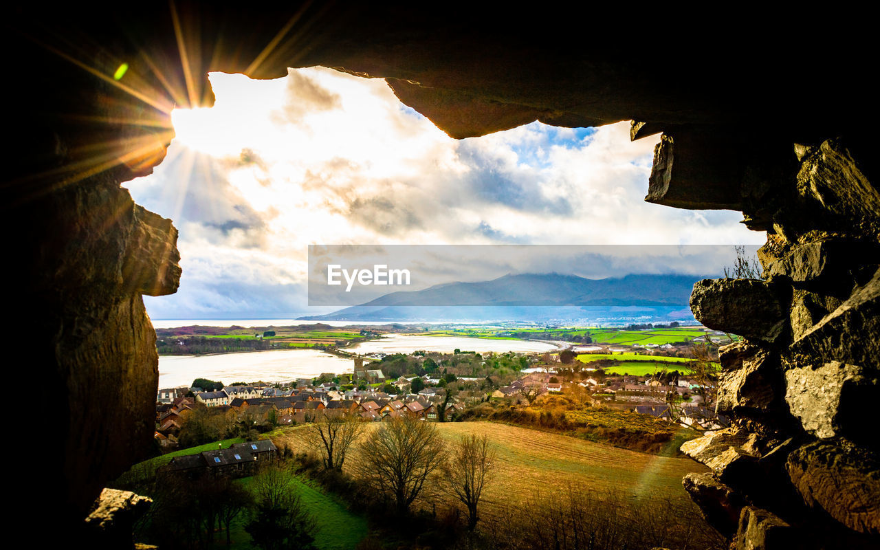 PANORAMIC VIEW OF LANDSCAPE AND MOUNTAINS AGAINST SKY