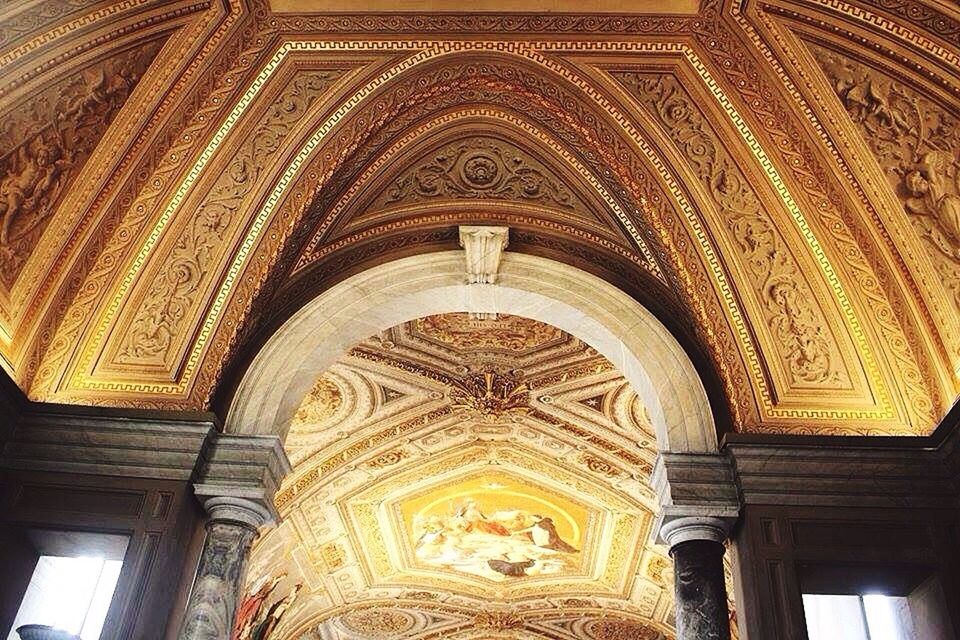 LOW ANGLE VIEW OF CEILING OF BUILDING