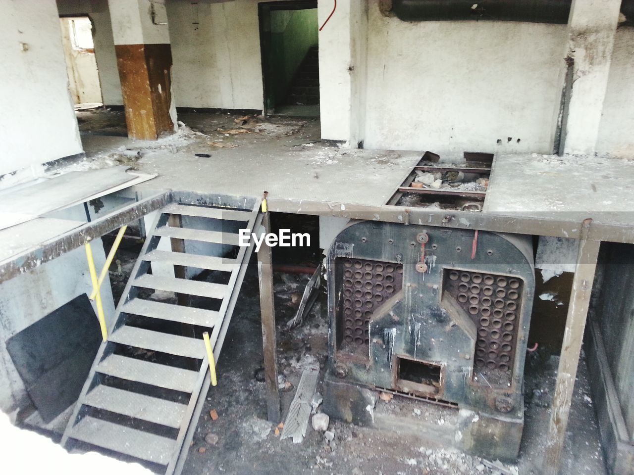 ABANDONED ROOM IN BUILDING