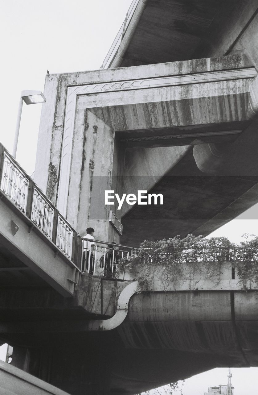 LOW ANGLE VIEW OF BRIDGE OVER WATER