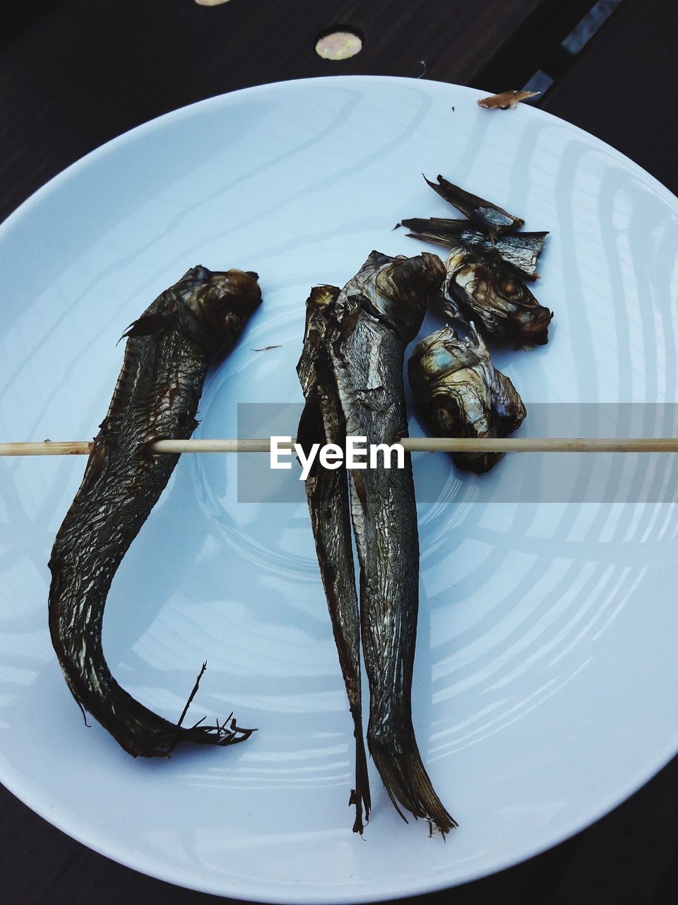 HIGH ANGLE VIEW OF FISH IN PLATE