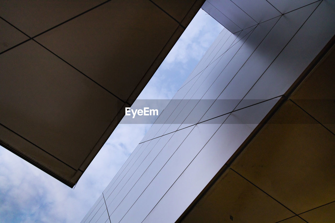 LOW ANGLE VIEW OF BUILDINGS AGAINST SKY