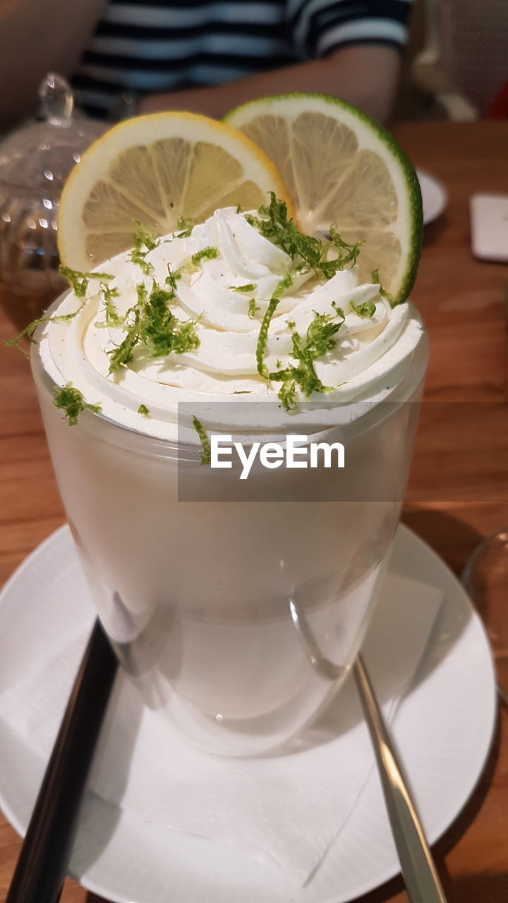 HIGH ANGLE VIEW OF JUICE IN GLASS ON TABLE