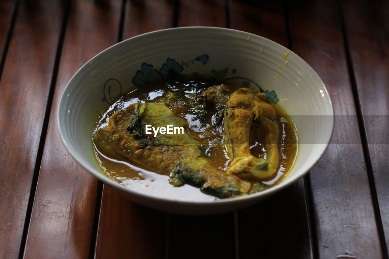 HIGH ANGLE VIEW OF FOOD ON TABLE