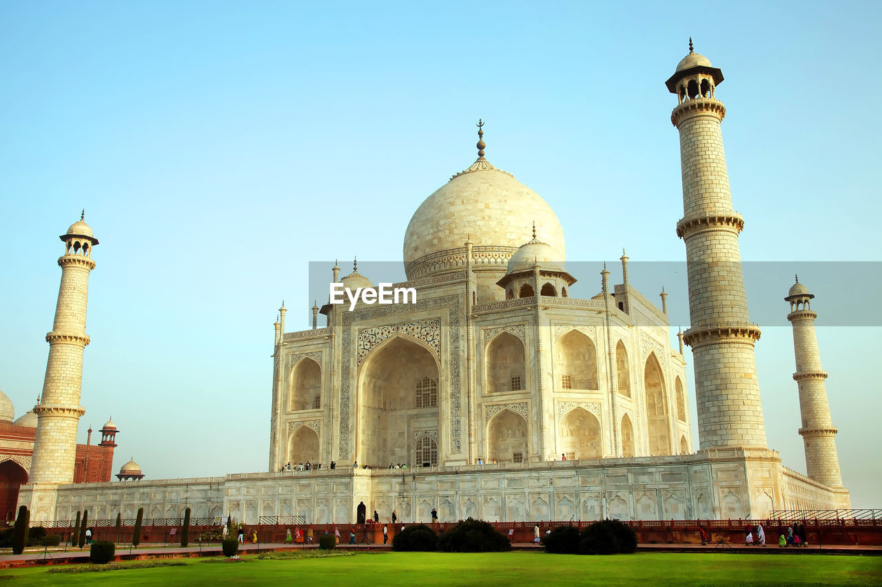 LOW ANGLE VIEW OF TAJ MAHAL