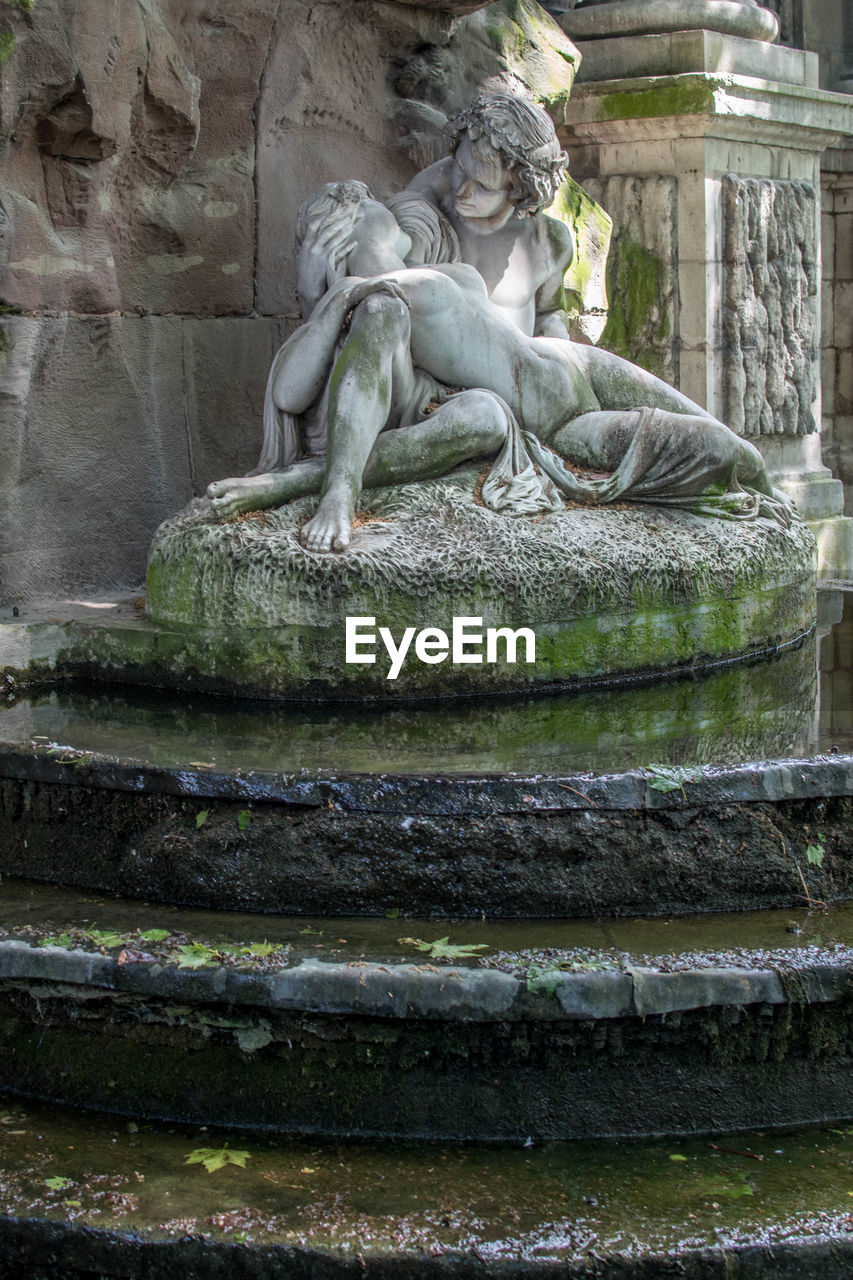 LOW ANGLE VIEW OF FOUNTAIN IN WATER