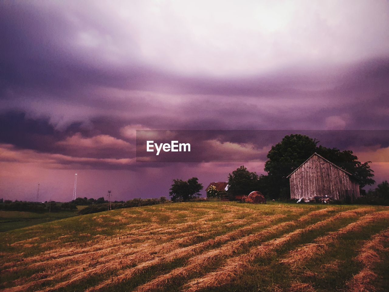 SCENIC VIEW OF FARM AGAINST SKY DURING SUNSET