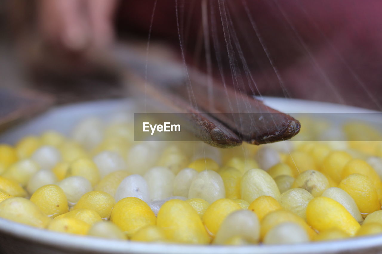 CLOSE-UP OF MEAT IN COOKING PAN