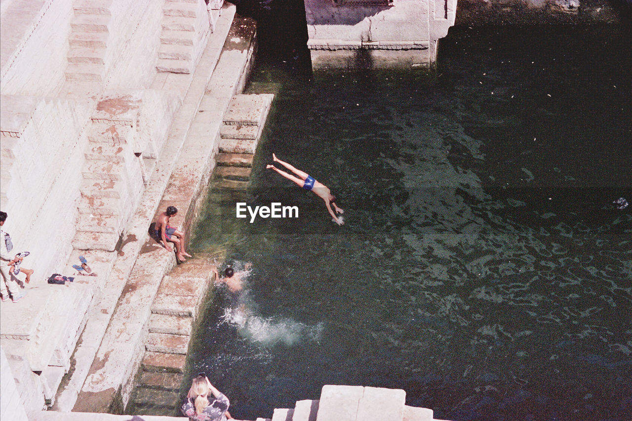 HIGH ANGLE VIEW OF DUCKS SWIMMING IN LAKE