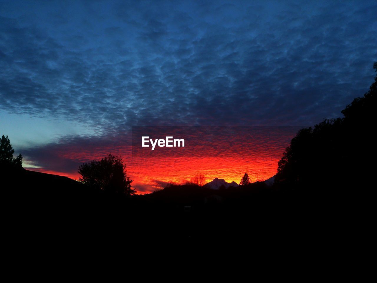 SCENIC VIEW OF SILHOUETTE MOUNTAINS AGAINST SKY DURING SUNSET