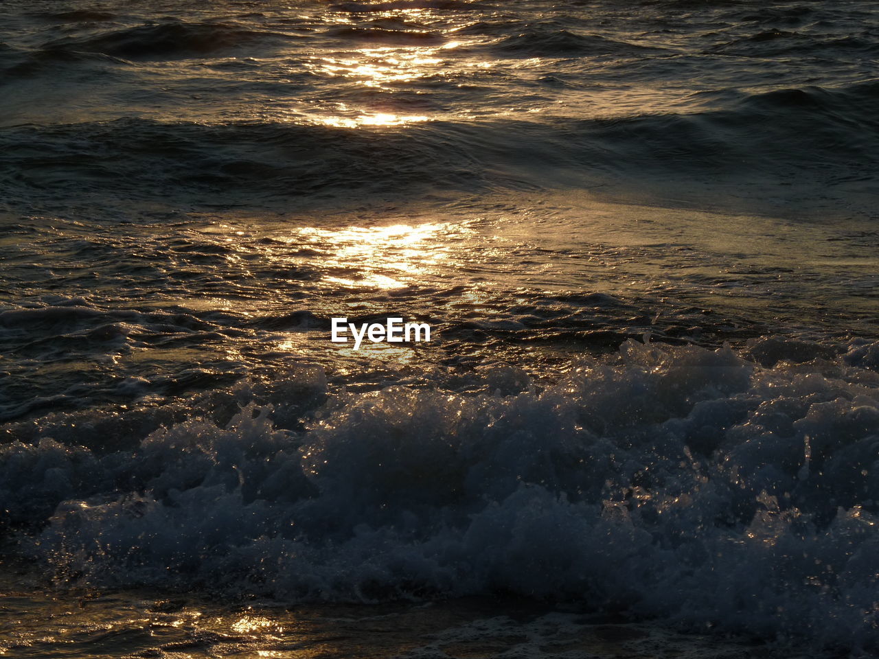 SCENIC VIEW OF SEA WAVES AGAINST SKY DURING SUNSET