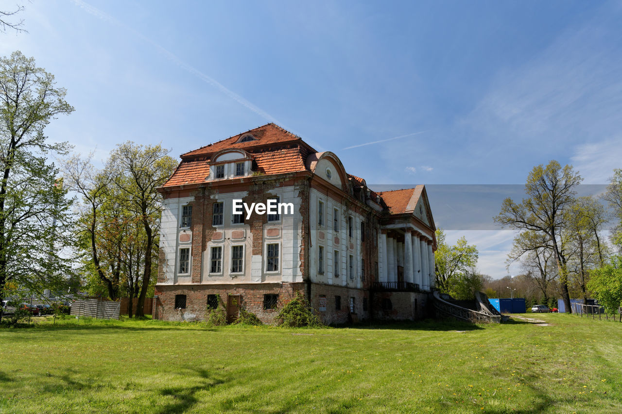 HOUSES IN PARK AGAINST SKY