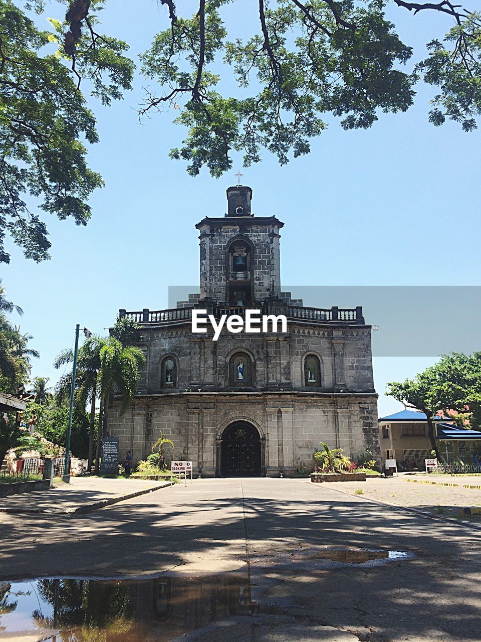 LOW ANGLE VIEW OF HISTORICAL BUILDING