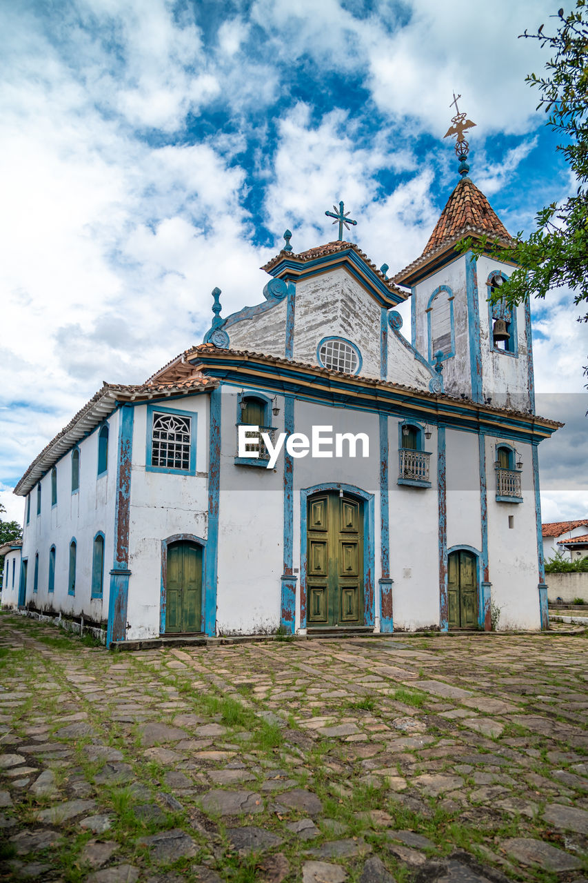 architecture, cloud, built structure, building exterior, sky, building, estate, house, nature, history, travel destinations, the past, town, no people, religion, rural area, landscape, plant, place of worship, travel, outdoors, blue, day, grass, tourism, city, old, home, belief, facade, entrance, land