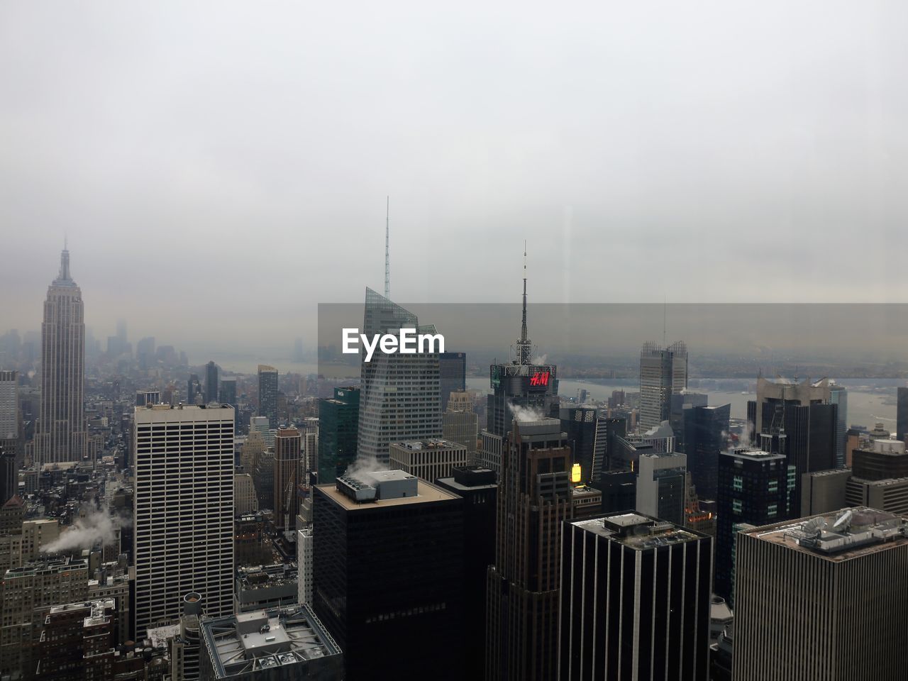 AERIAL VIEW OF CITYSCAPE AGAINST SKY