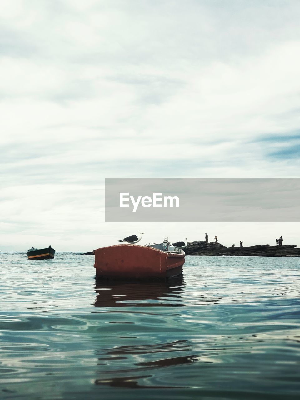 BOATS IN SEA AGAINST SKY