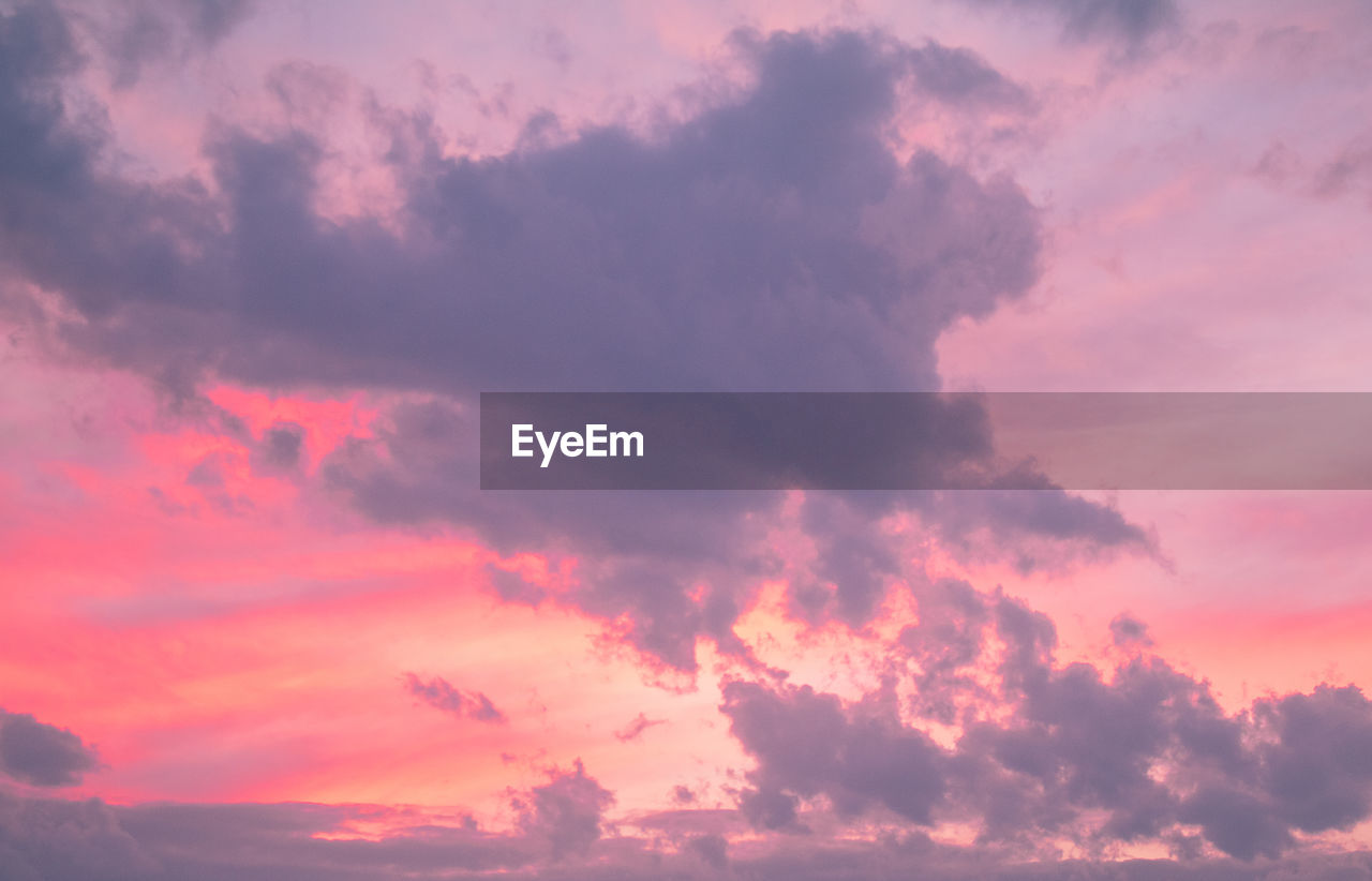 LOW ANGLE VIEW OF CLOUDS IN SKY AT SUNSET