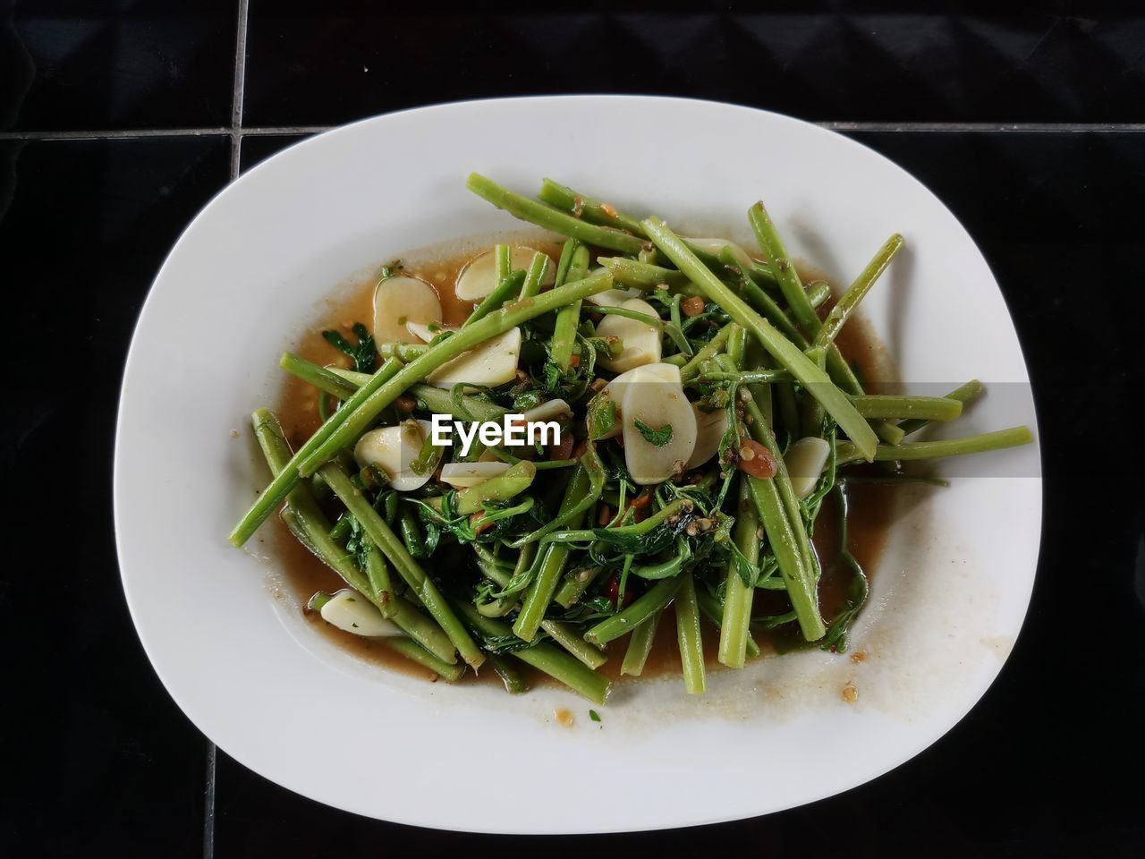 HIGH ANGLE VIEW OF VEGETABLES IN PLATE