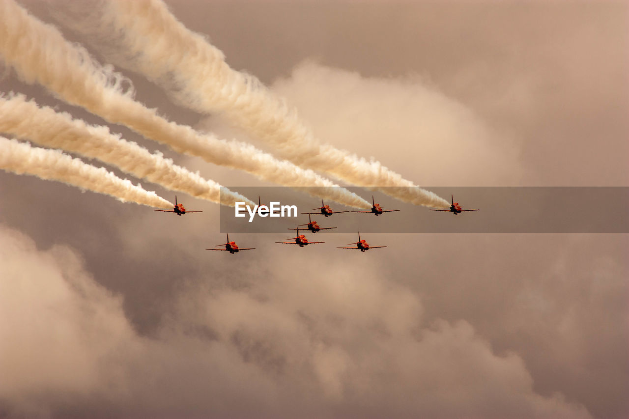 LOW ANGLE VIEW OF AIRPLANE FLYING AGAINST SKY