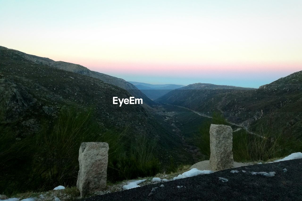 SCENIC VIEW OF MOUNTAIN RANGE AGAINST SKY