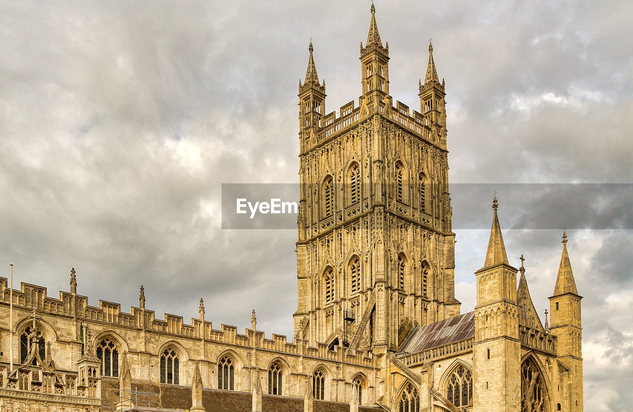 LOW ANGLE VIEW OF BUILDINGS AGAINST CLOUDY SKY