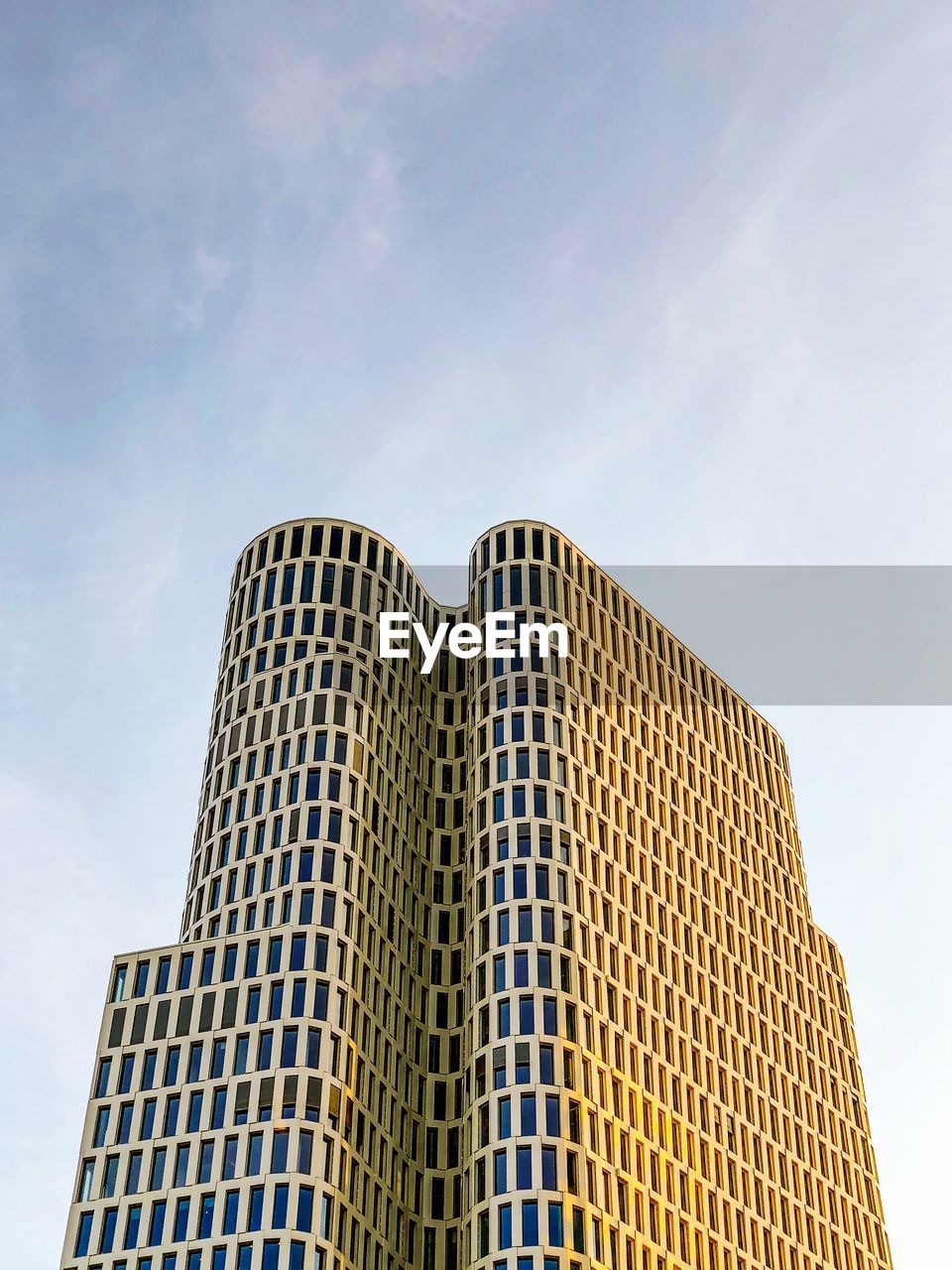 LOW ANGLE VIEW OF MODERN BUILDINGS IN CITY AGAINST SKY