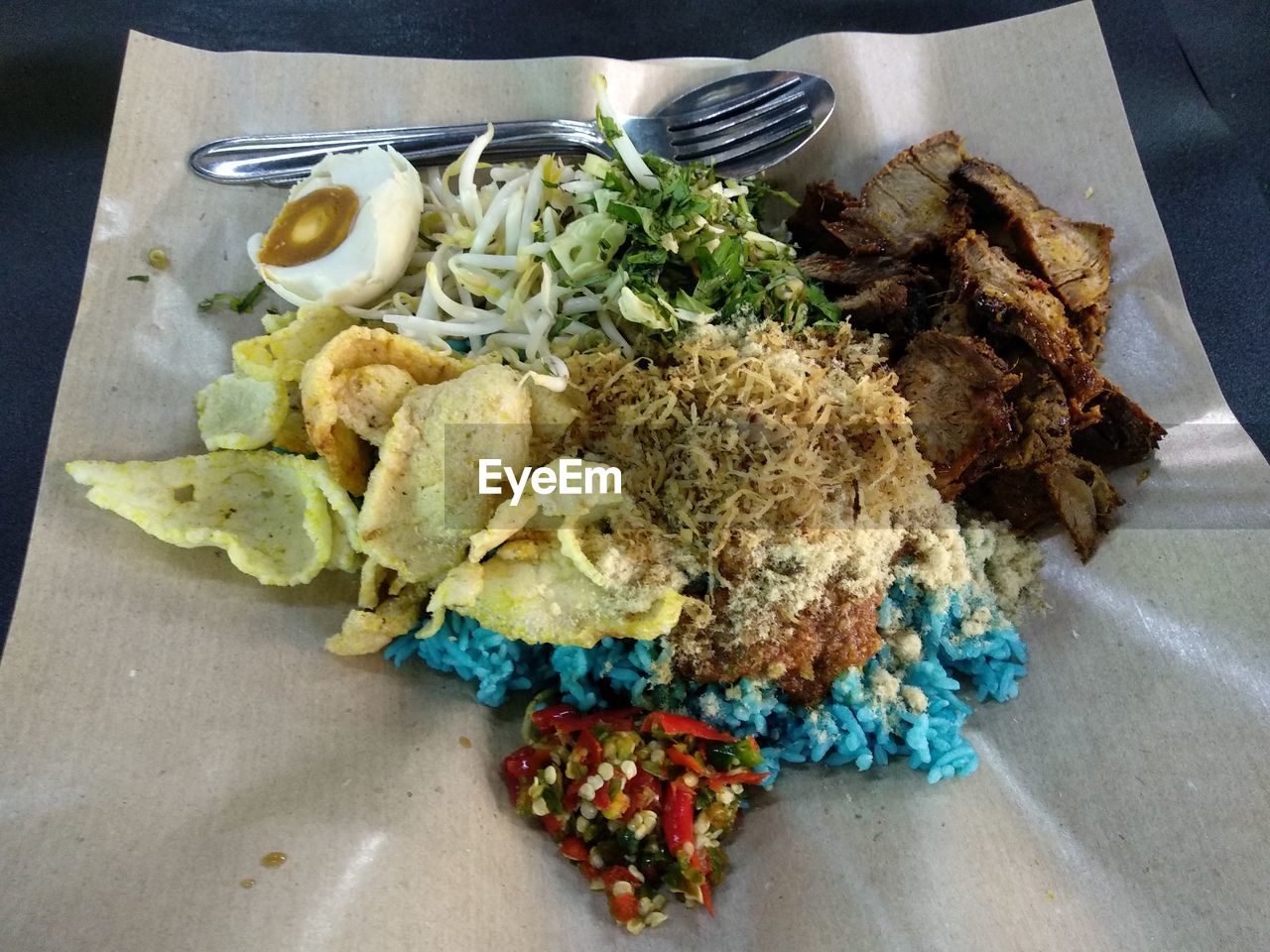 HIGH ANGLE VIEW OF VEGETABLES ON PLATE