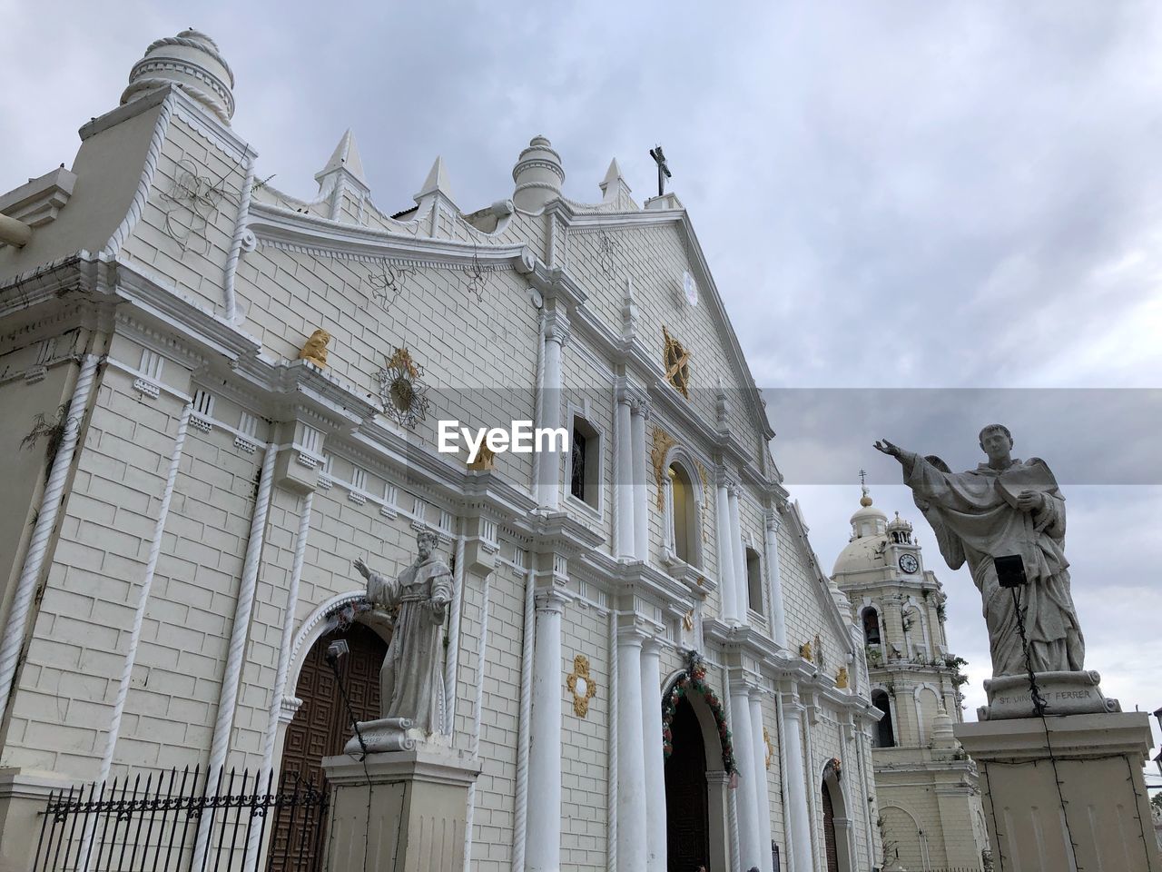 LOW ANGLE VIEW OF STATUE AGAINST BUILDING