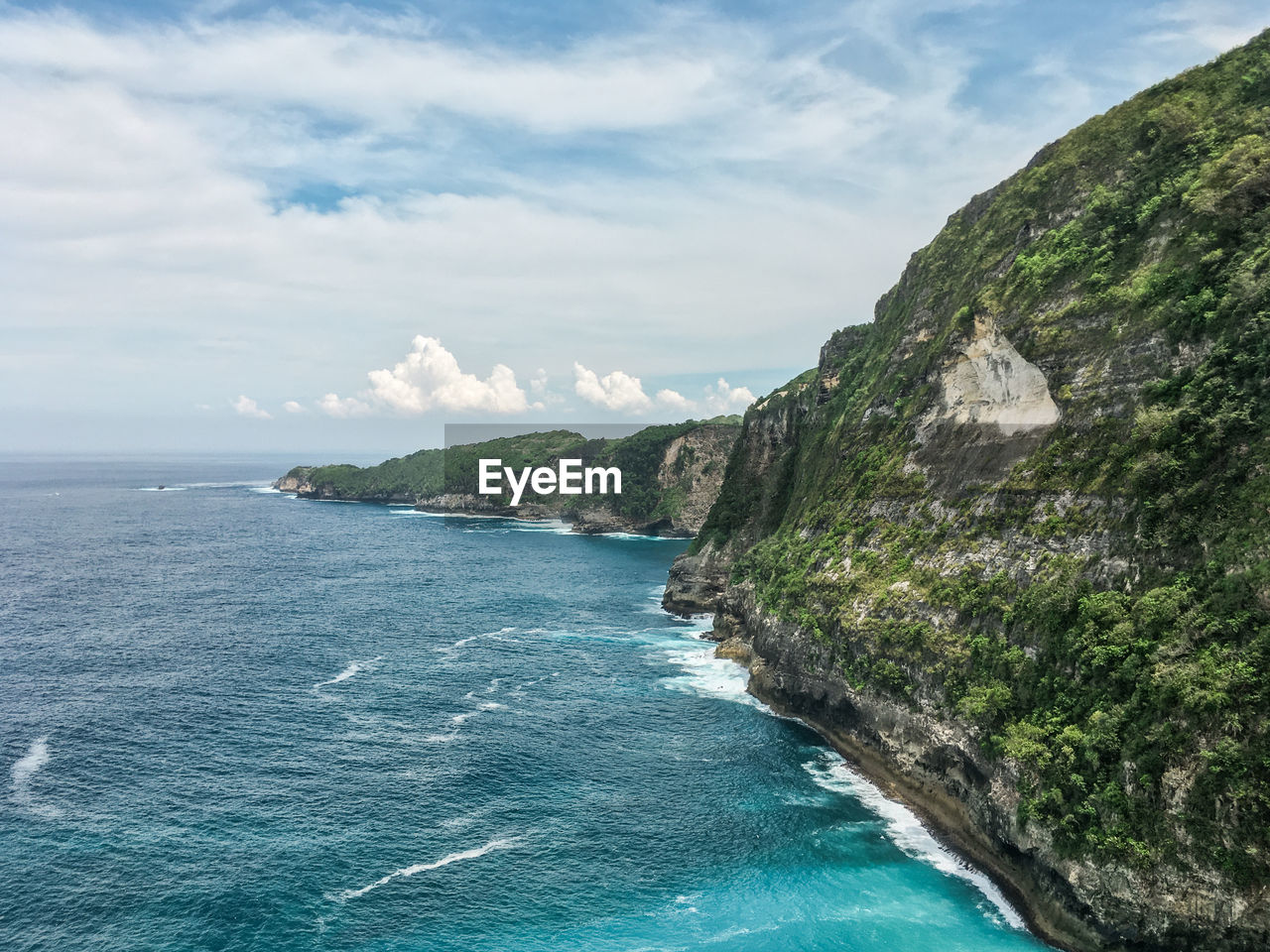 SCENIC VIEW OF SEA BY MOUNTAIN AGAINST SKY