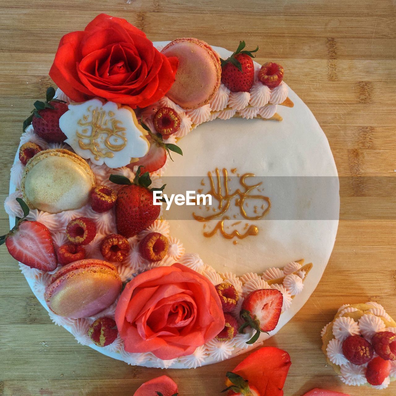 HIGH ANGLE VIEW OF ROSE BOUQUET ON TABLE