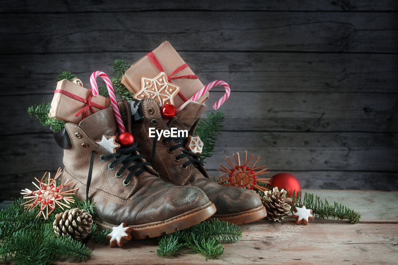 CHRISTMAS DECORATIONS ON TABLE AGAINST WALL