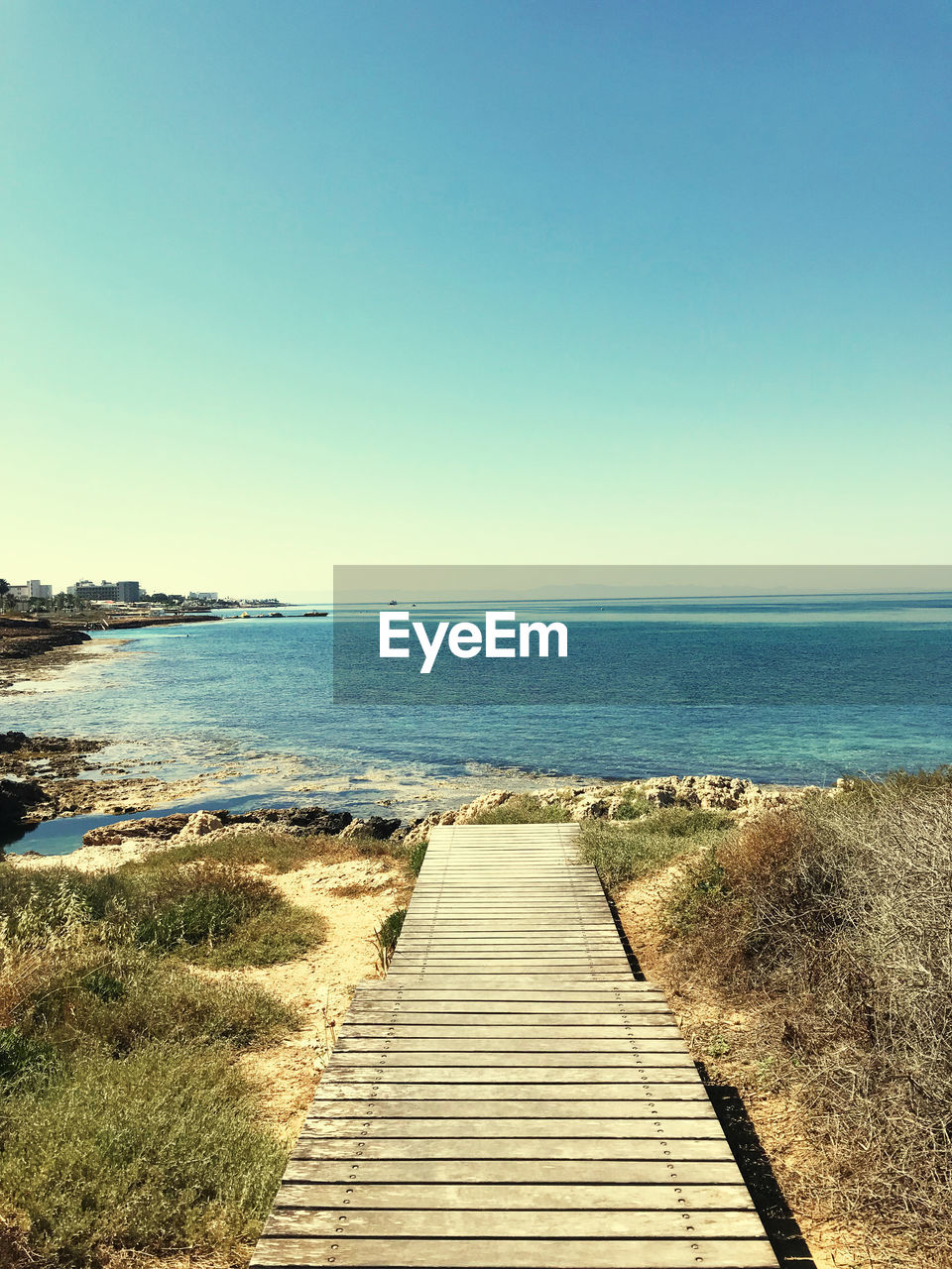 PANORAMIC VIEW OF SEA AGAINST CLEAR SKY