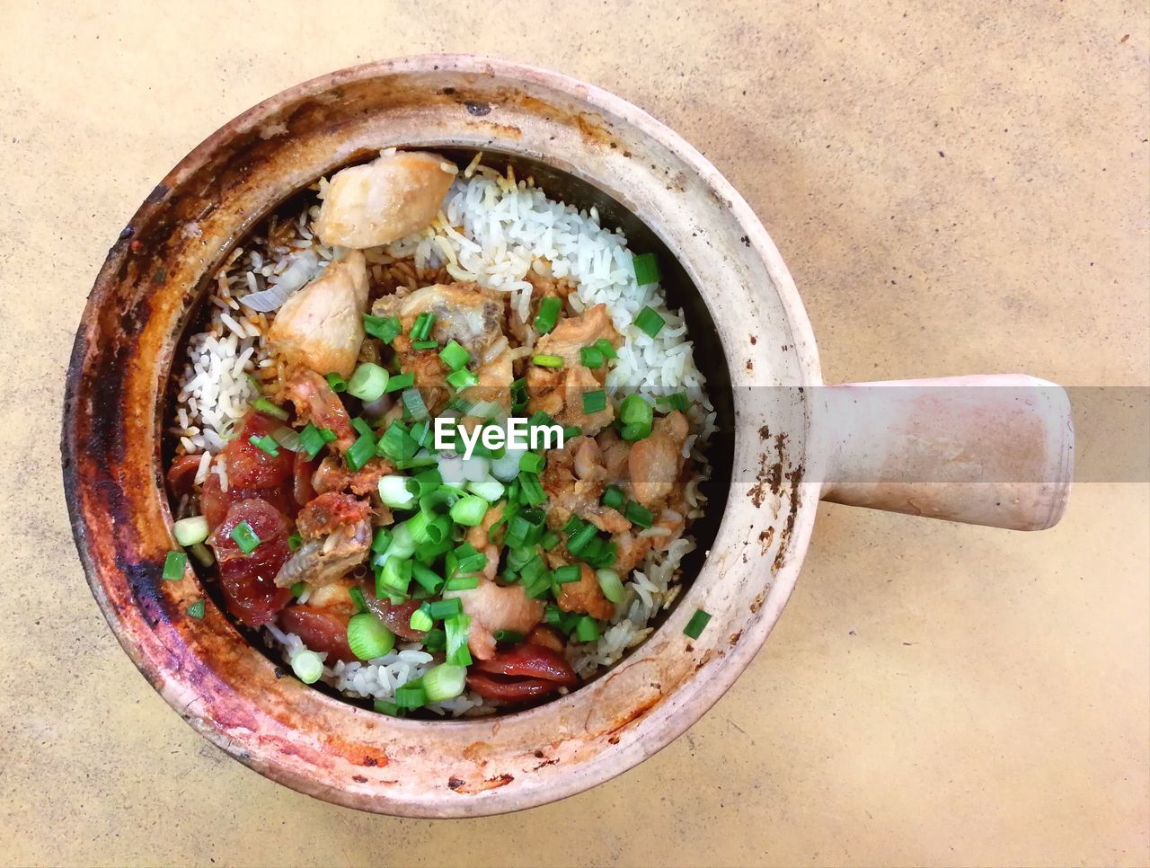 HIGH ANGLE VIEW OF SOUP IN BOWL