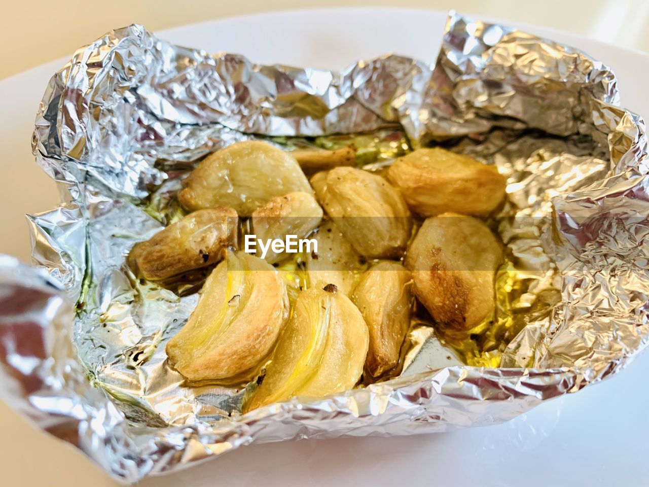 HIGH ANGLE VIEW OF FOOD IN PLATE