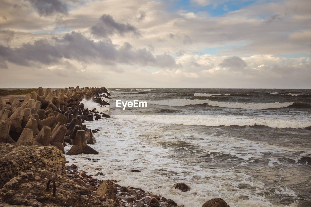 SCENIC VIEW OF SEA AGAINST SKY DURING SUNRISE