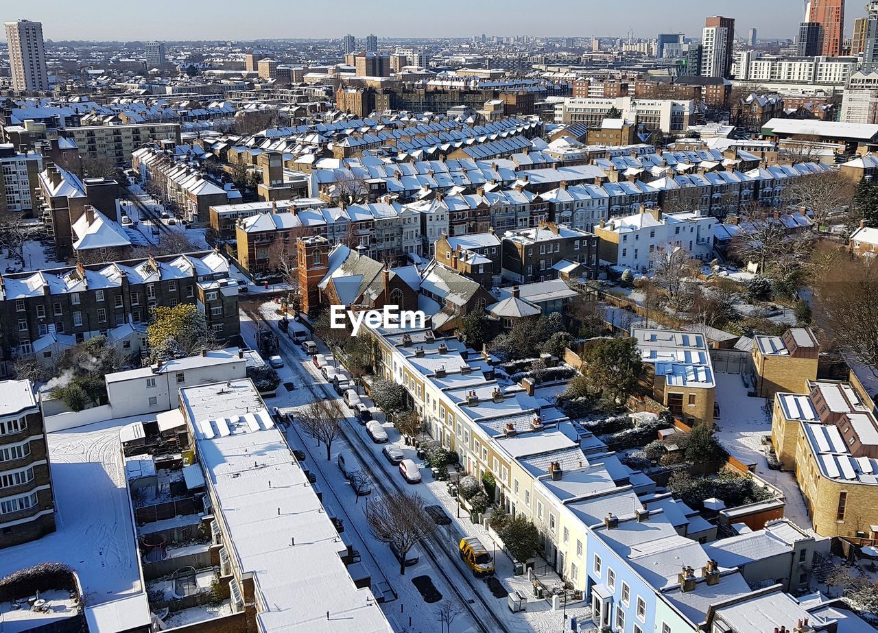 HIGH ANGLE VIEW OF RESIDENTIAL DISTRICT AGAINST SKY