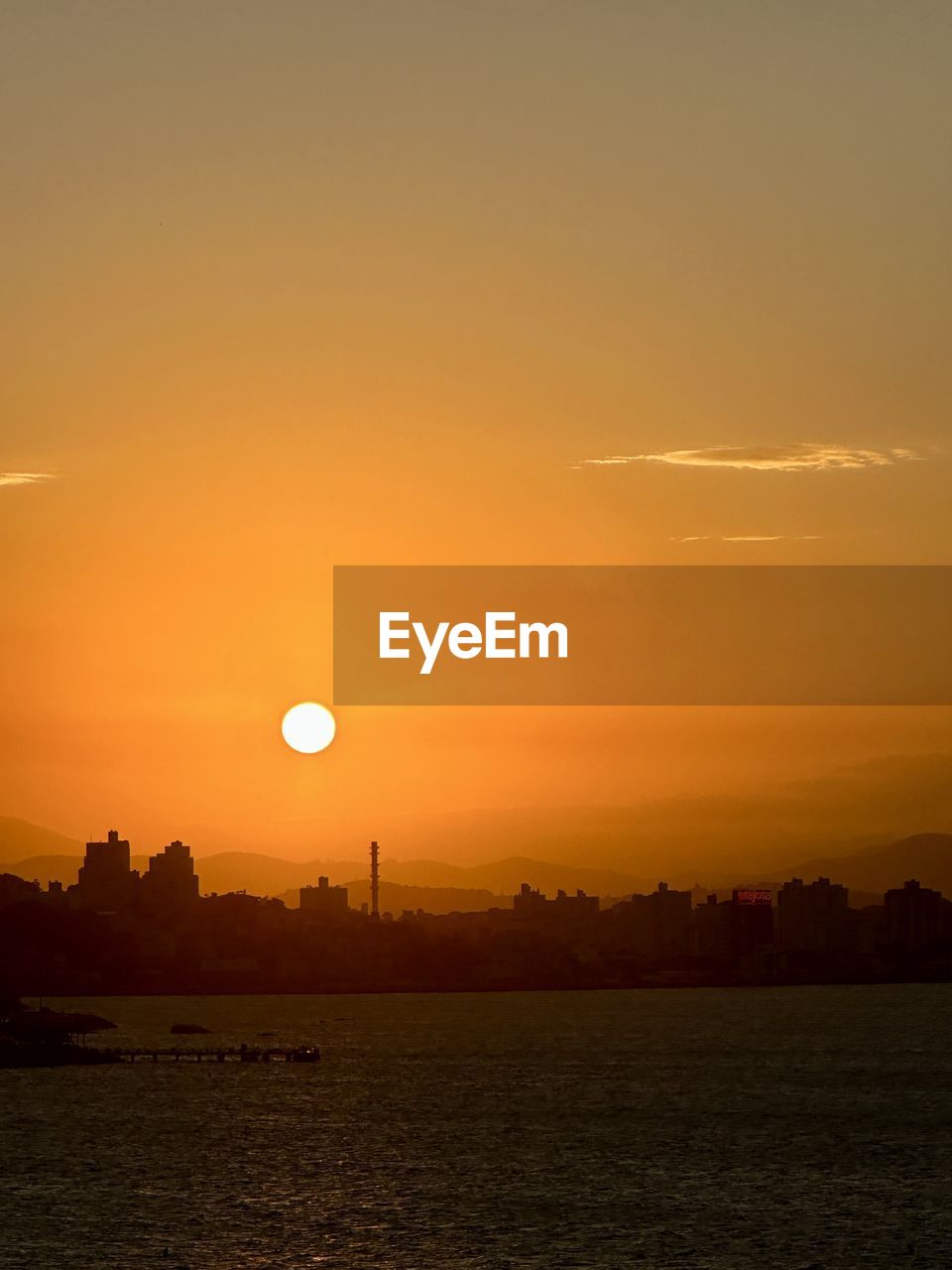 sky, sunset, horizon, afterglow, sun, water, beauty in nature, nature, scenics - nature, sea, tranquility, orange color, silhouette, tranquil scene, dawn, no people, architecture, environment, landscape, travel destinations, outdoors, sunlight, idyllic, travel, ocean, land, city, astronomical object, evening, built structure, cloud, red sky at morning, dramatic sky, urban skyline, building exterior, tourism