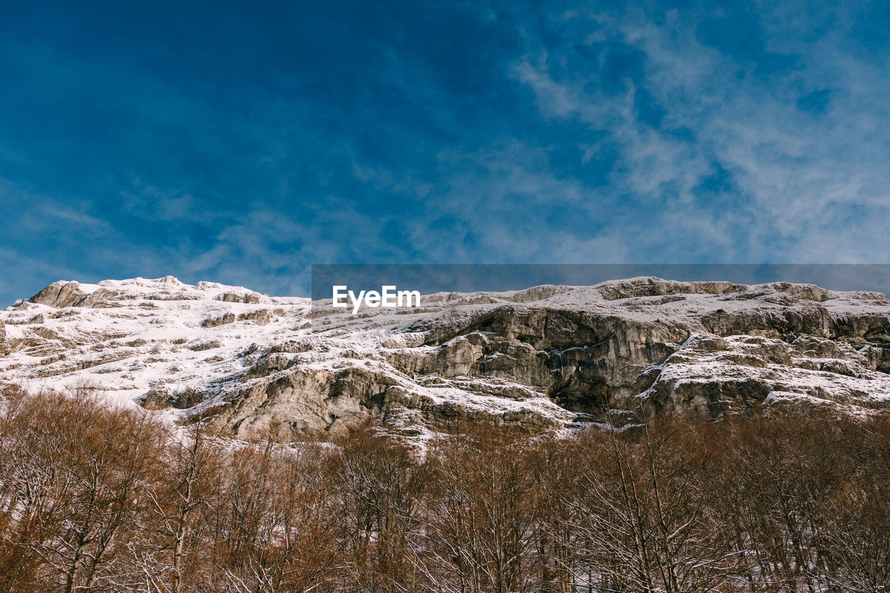 SNOWCAPPED MOUNTAIN AGAINST SKY