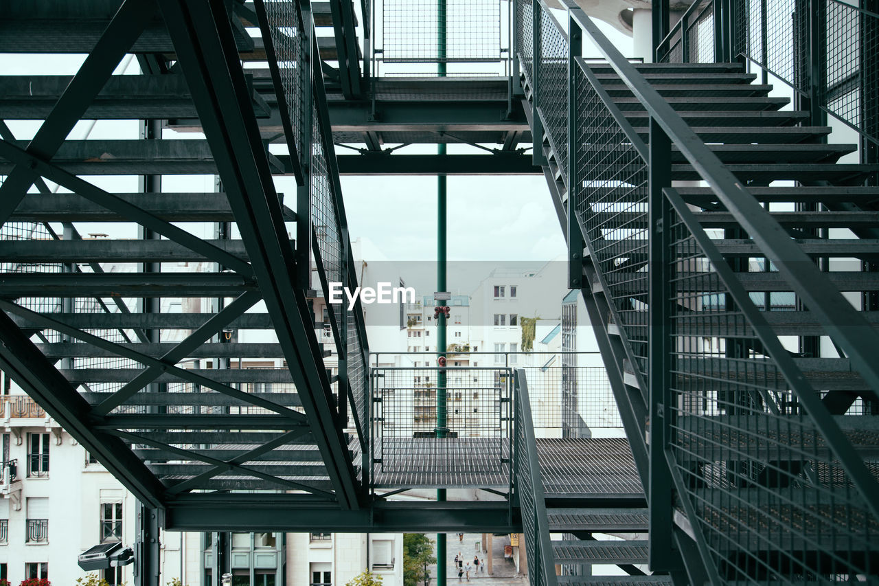 LOW ANGLE VIEW OF BRIDGE AGAINST SKY IN CITY