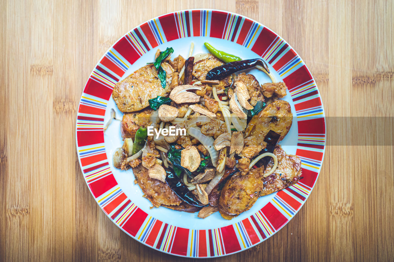 HIGH ANGLE VIEW OF FOOD ON TABLE