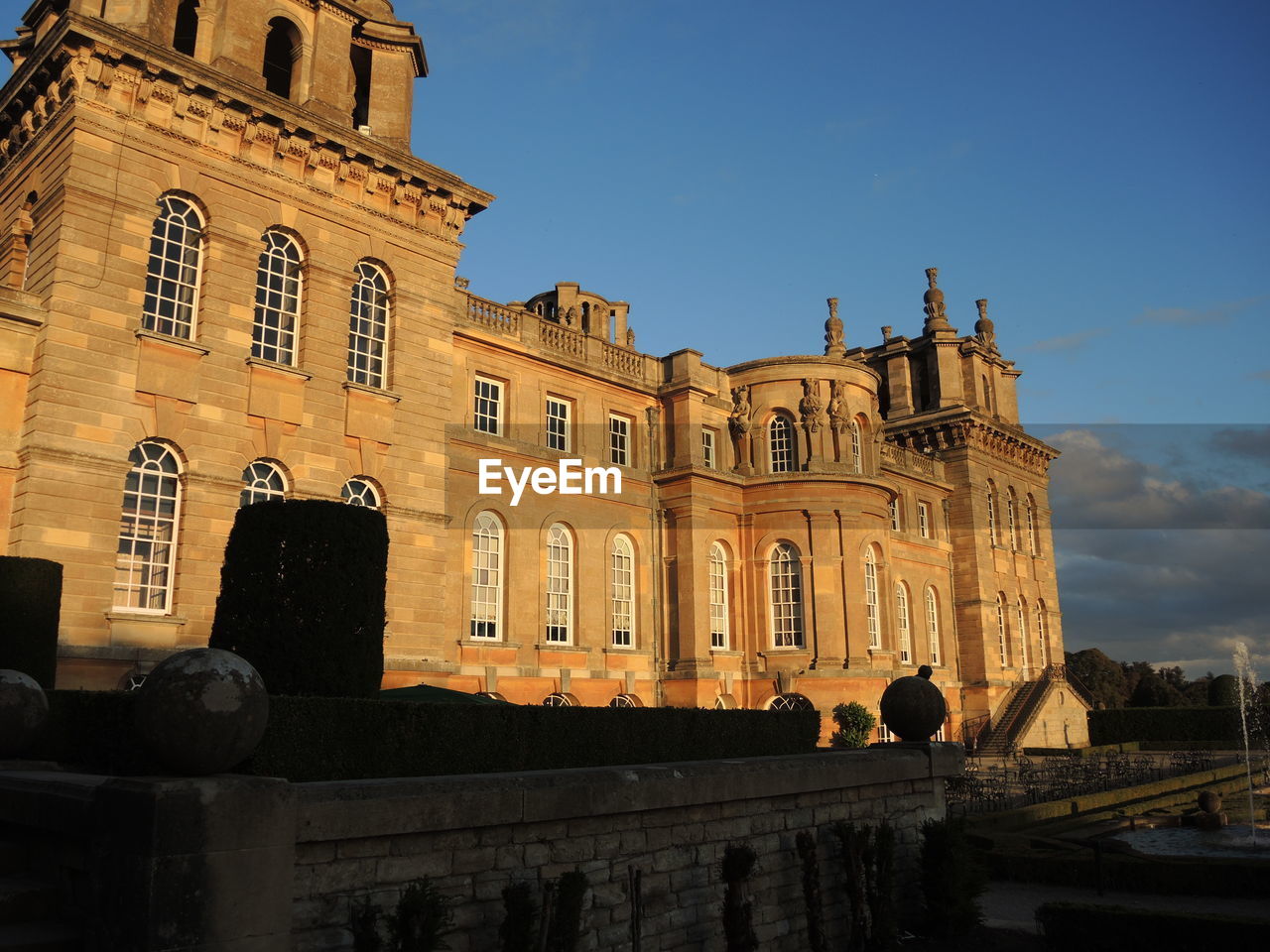 LOW ANGLE VIEW OF HISTORICAL BUILDING AGAINST BLUE SKY