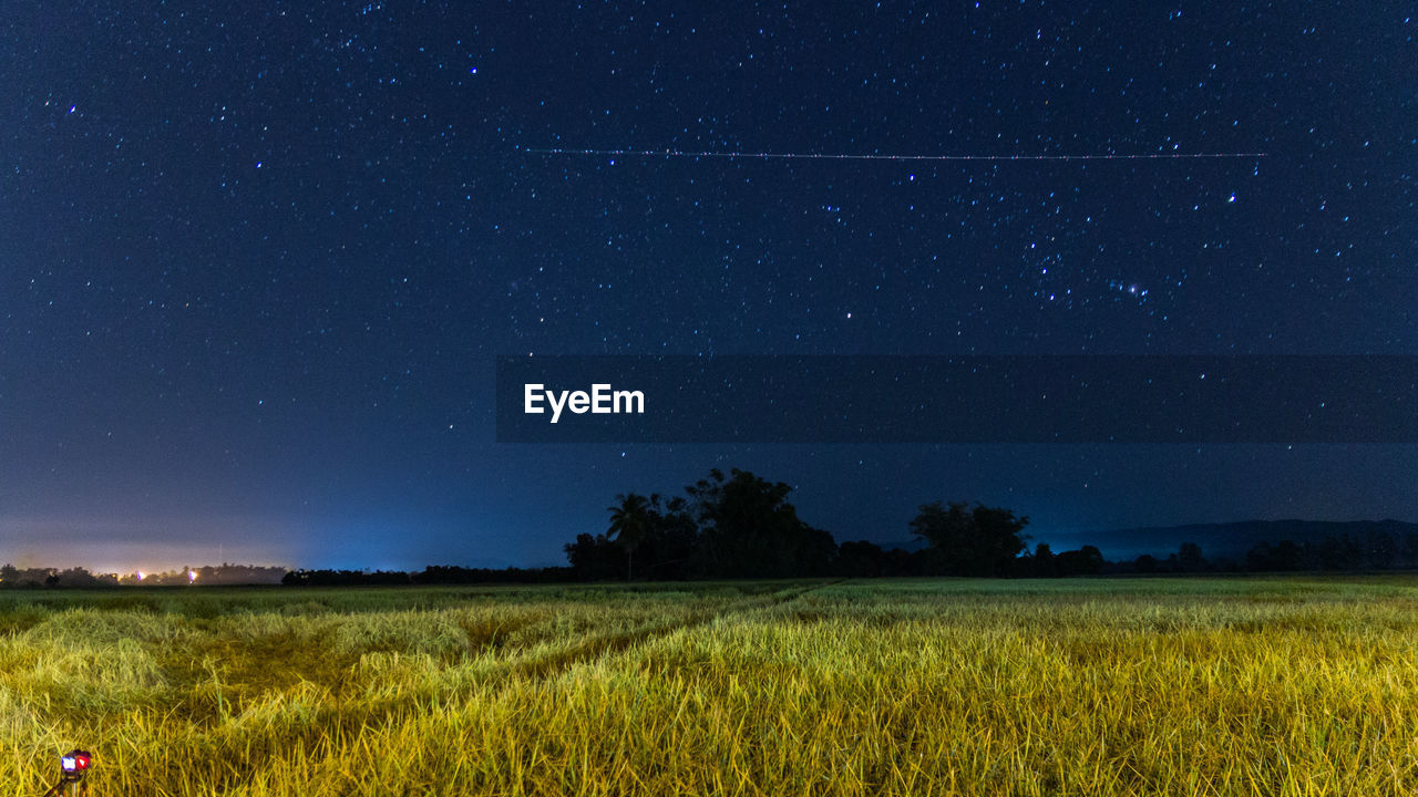 SCENIC VIEW OF FIELD AGAINST SKY DURING NIGHT