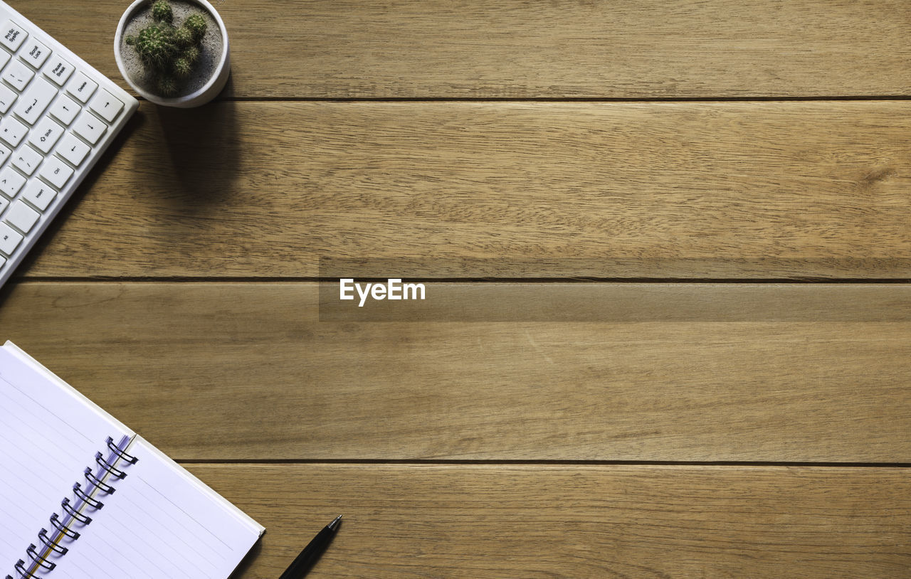 HIGH ANGLE VIEW OF PEN ON BOOK