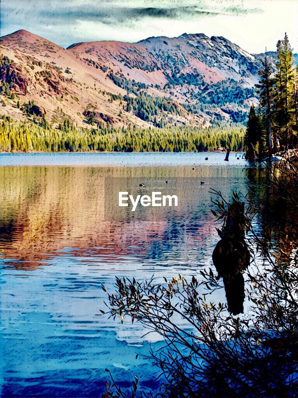 SCENIC VIEW OF LAKE AGAINST MOUNTAINS