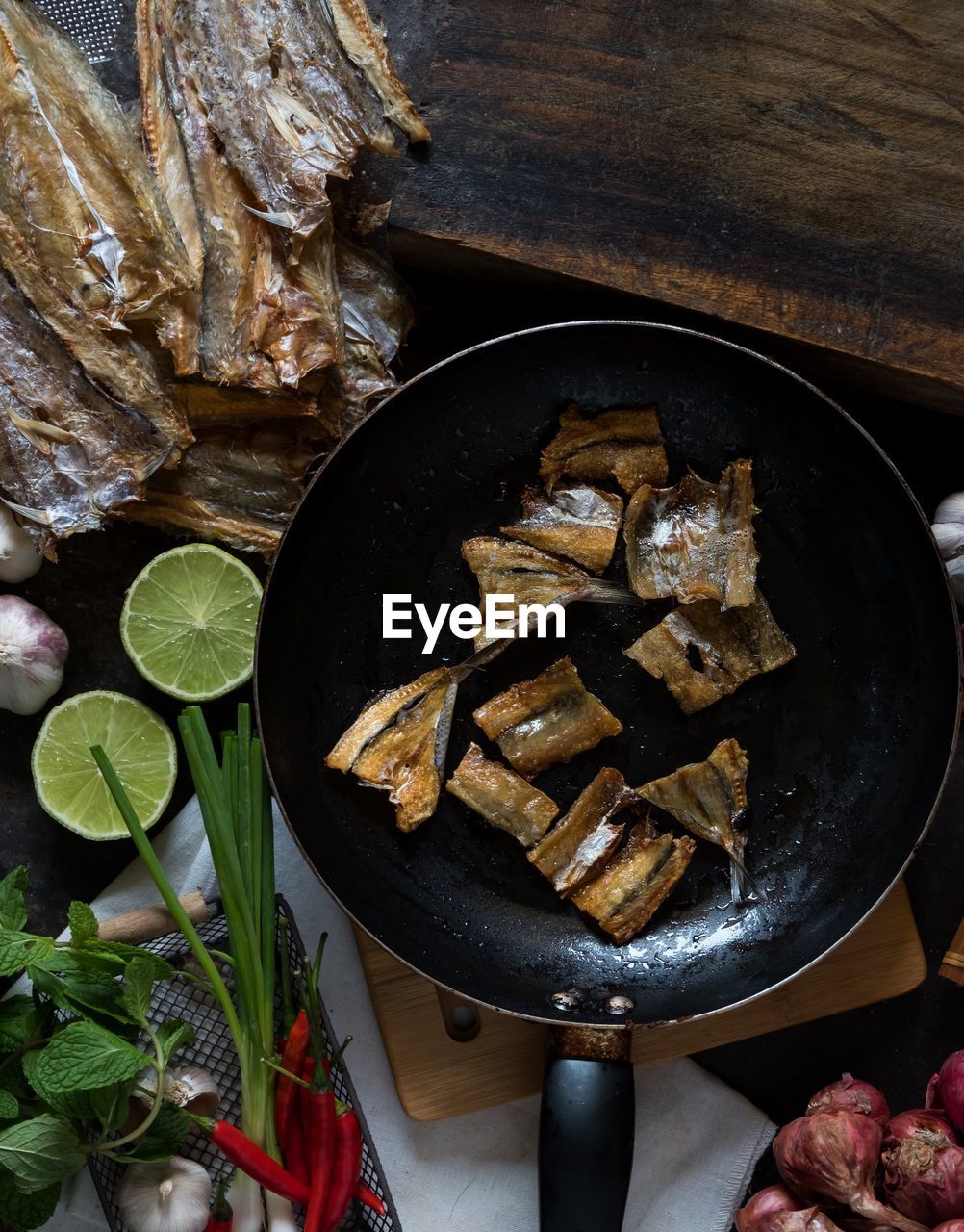 HIGH ANGLE VIEW OF FOOD IN COOKING PAN